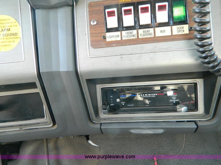 image for item D6085 1988 Ford F800 pumper fire truck