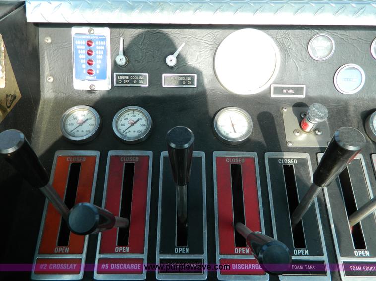 image for item D6085 1988 Ford F800 pumper fire truck