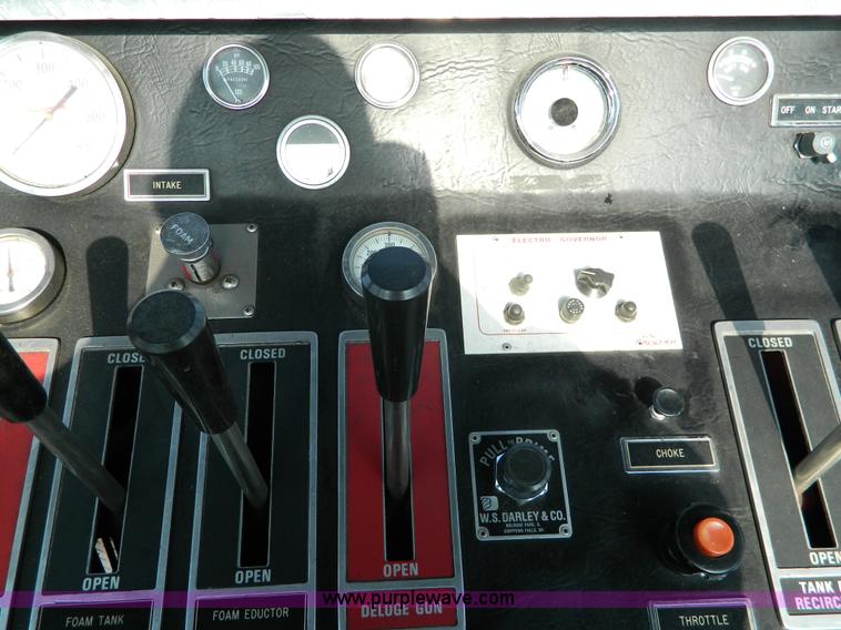 image for item D6085 1988 Ford F800 pumper fire truck