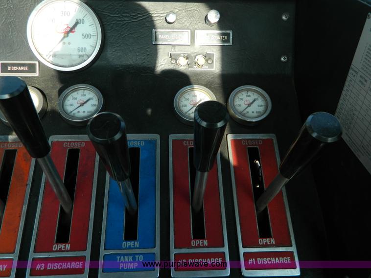 image for item D6085 1988 Ford F800 pumper fire truck