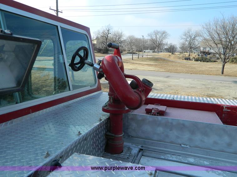 image for item D6085 1988 Ford F800 pumper fire truck