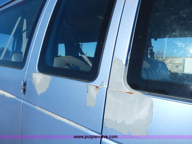 image for item H1285 1997 Ford Club Wagon bus