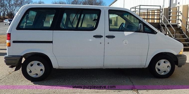 image for item H1293 1995 Ford Aerostar XLT van