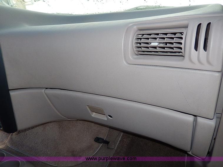 image for item H1293 1995 Ford Aerostar XLT van