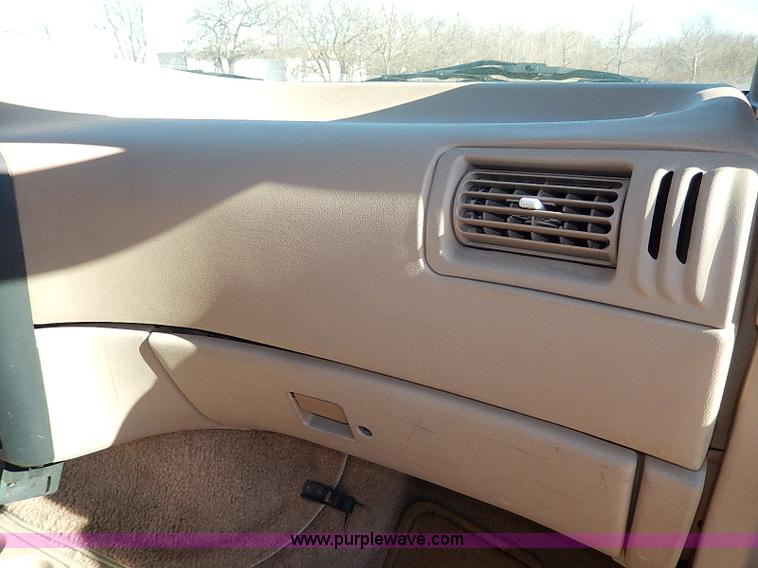 image for item H1295 1996 Ford Aerostar XLT van