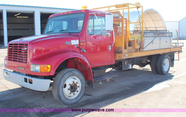 image for item H7763 1998 International 810 sign truck