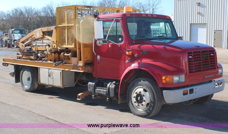 image for item H7763 1998 International 810 sign truck