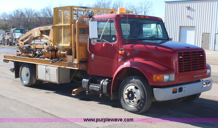 image for item H7763 1998 International 810 sign truck