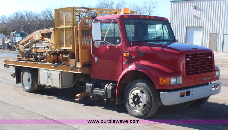 image for item H7763 1998 International 810 sign truck