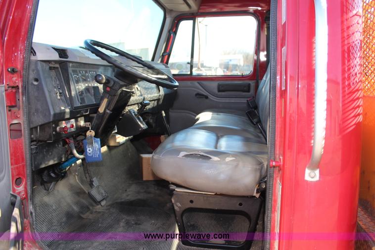 image for item H7763 1998 International 810 sign truck