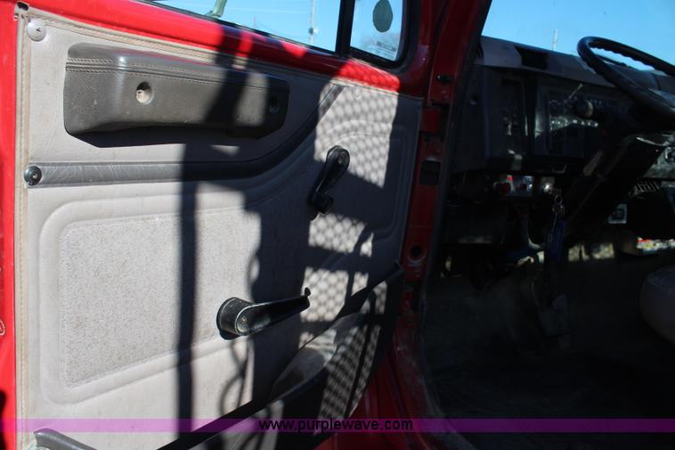 image for item H7763 1998 International 810 sign truck