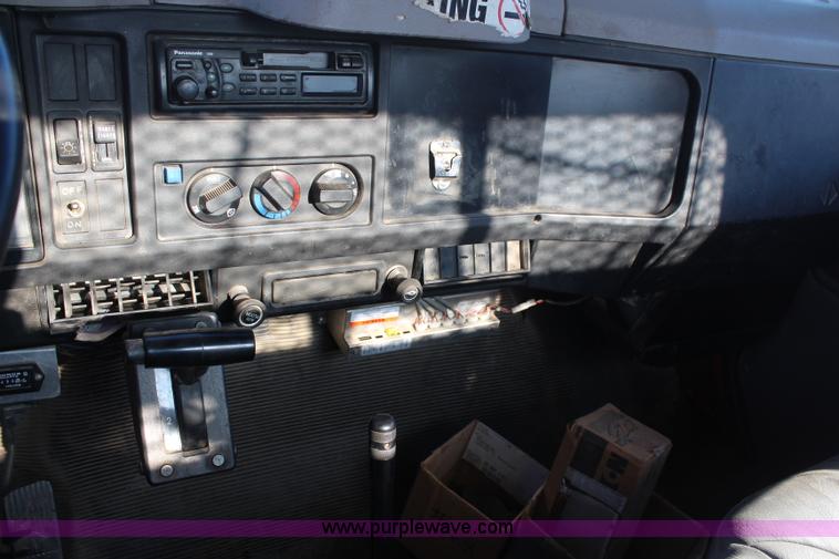 image for item H7763 1998 International 810 sign truck