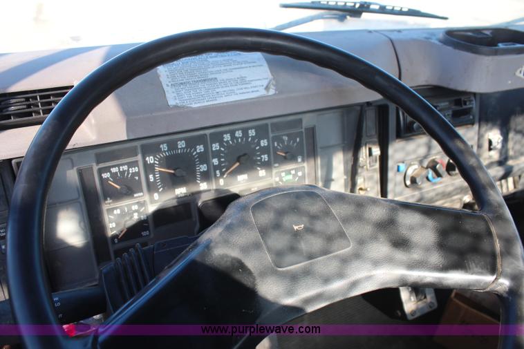 image for item H7763 1998 International 810 sign truck