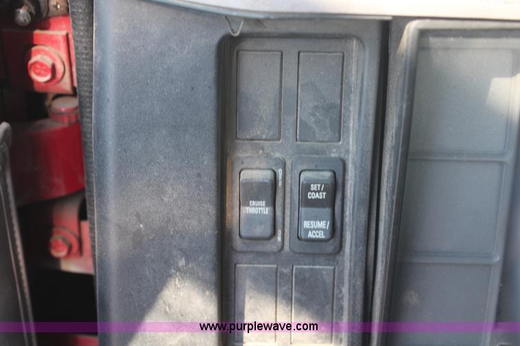 image for item H7763 1998 International 810 sign truck