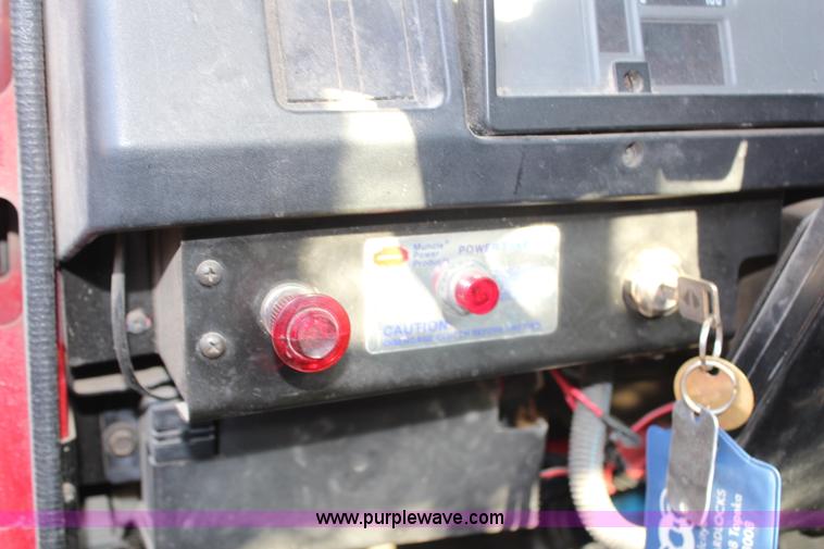 image for item H7763 1998 International 810 sign truck