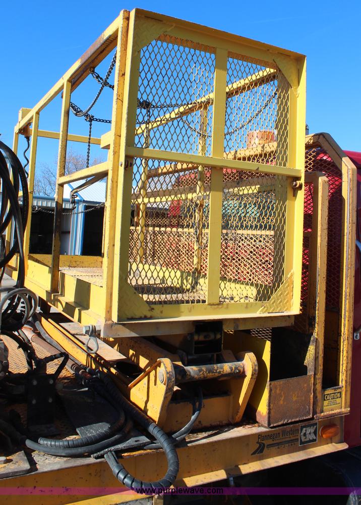 image for item H7763 1998 International 810 sign truck