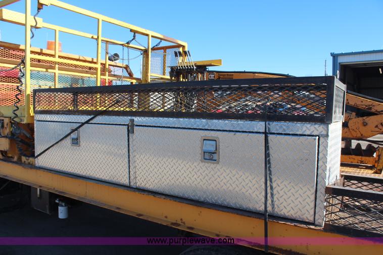 image for item H7763 1998 International 810 sign truck