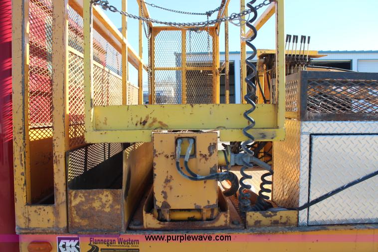 image for item H7763 1998 International 810 sign truck