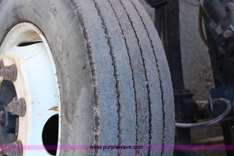 image for item H7763 1998 International 810 sign truck