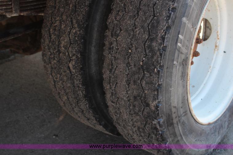 image for item H7763 1998 International 810 sign truck