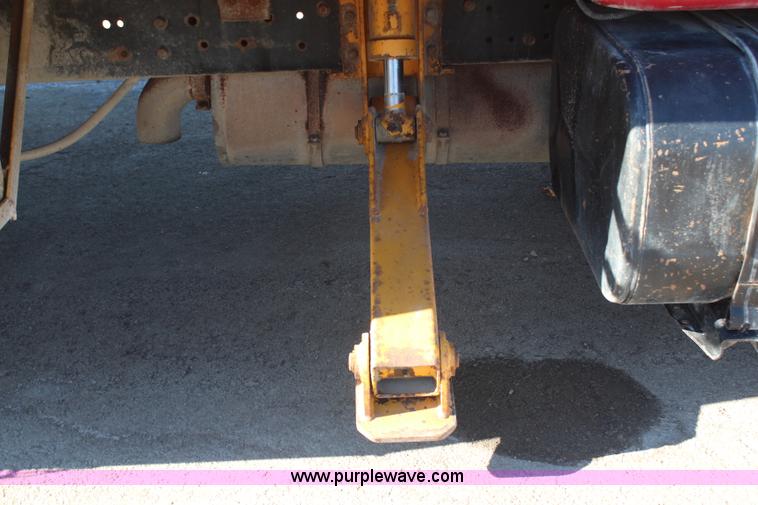 image for item H7763 1998 International 810 sign truck