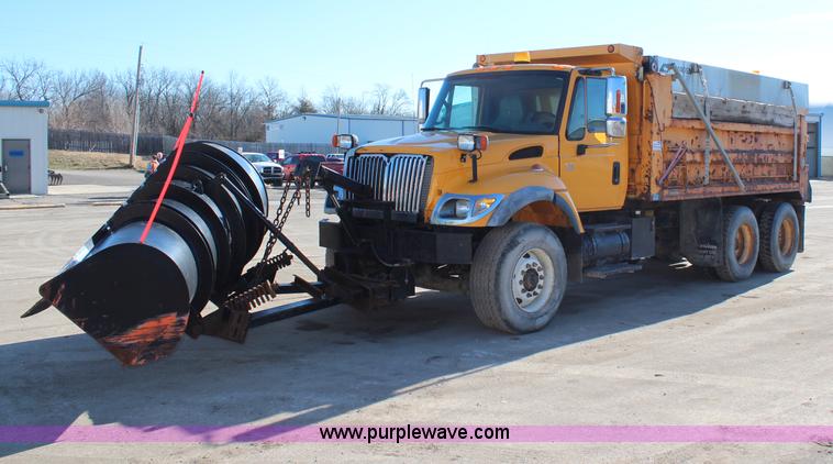 image for item H7764 2003 International 7400 dump truck