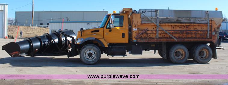 image for item H7764 2003 International 7400 dump truck