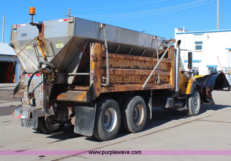 image for item H7764 2003 International 7400 dump truck