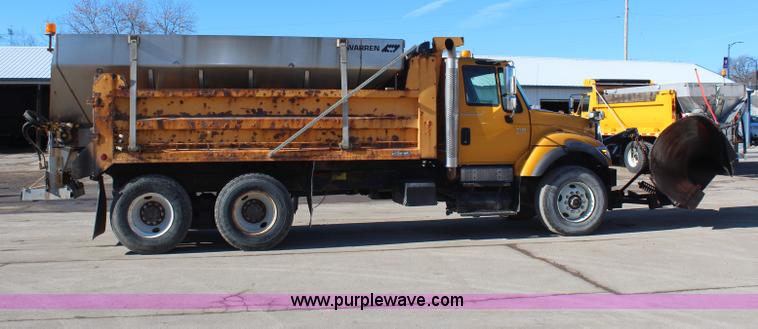 image for item H7764 2003 International 7400 dump truck