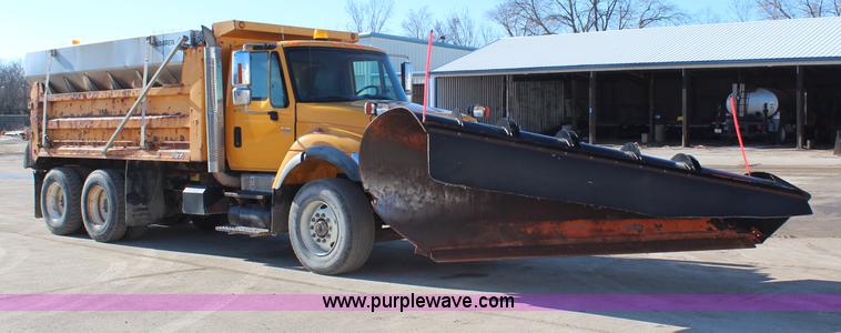 image for item H7764 2003 International 7400 dump truck