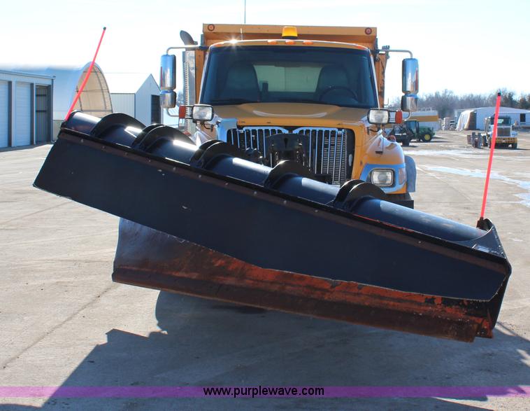 image for item H7764 2003 International 7400 dump truck