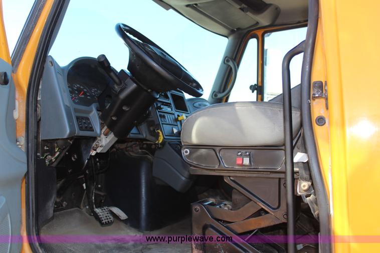 image for item H7764 2003 International 7400 dump truck