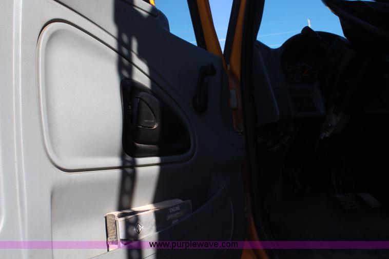 image for item H7764 2003 International 7400 dump truck