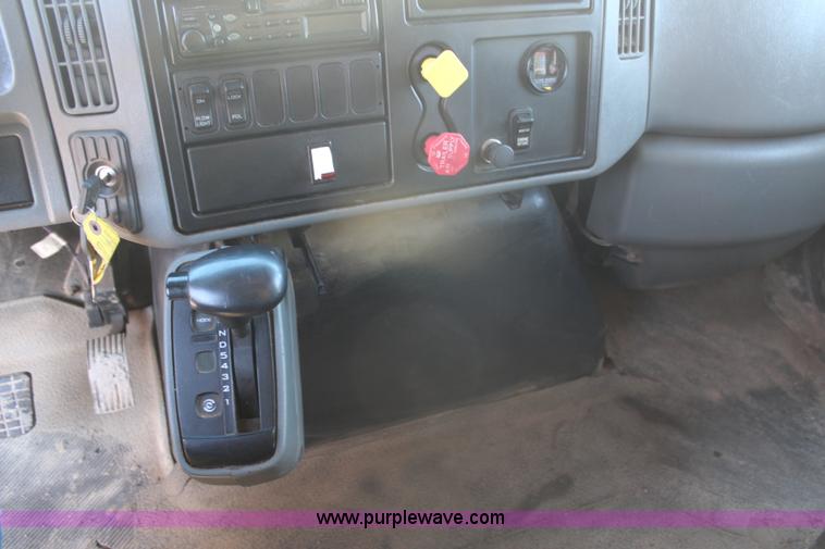 image for item H7764 2003 International 7400 dump truck