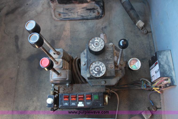 image for item H7764 2003 International 7400 dump truck