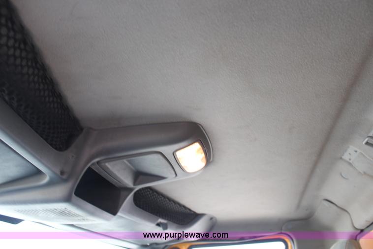 image for item H7764 2003 International 7400 dump truck