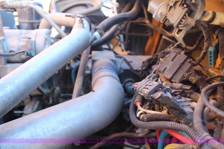 image for item H7764 2003 International 7400 dump truck