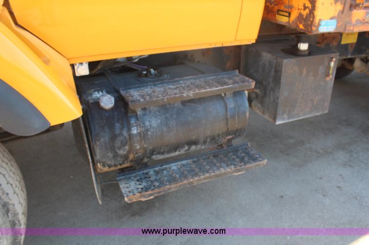 image for item H7764 2003 International 7400 dump truck