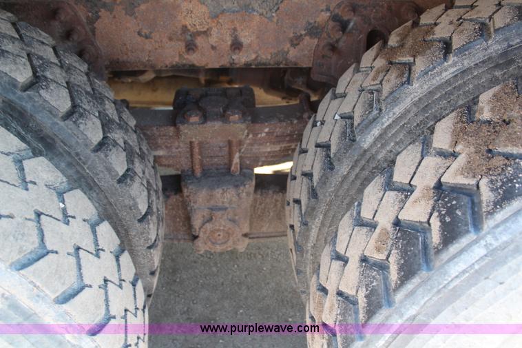 image for item H7764 2003 International 7400 dump truck