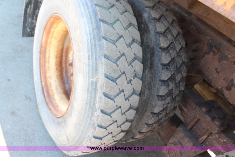 image for item H7764 2003 International 7400 dump truck