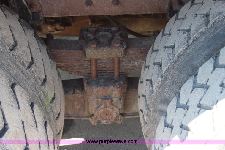 image for item H7764 2003 International 7400 dump truck