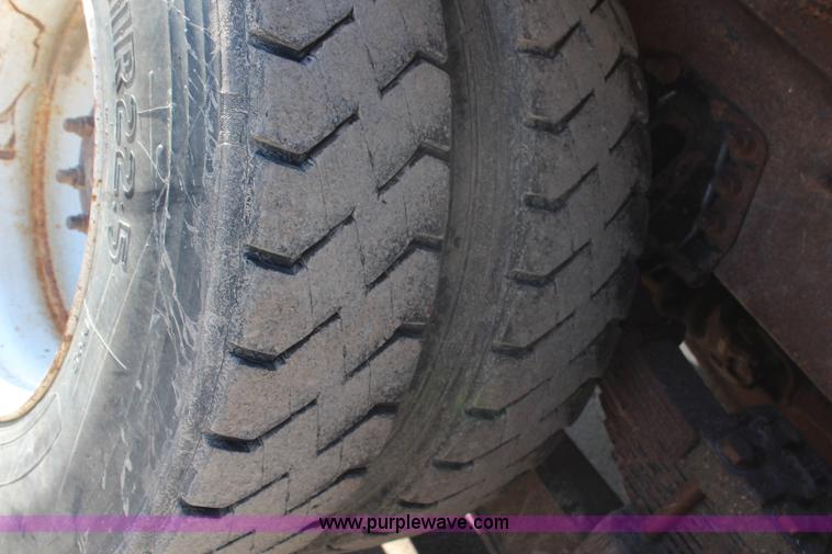 image for item H7764 2003 International 7400 dump truck