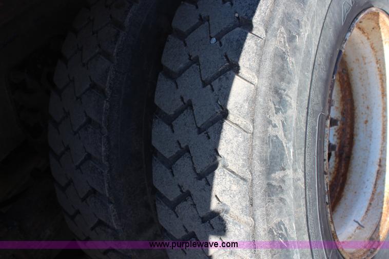 image for item H7764 2003 International 7400 dump truck