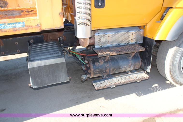 image for item H7764 2003 International 7400 dump truck