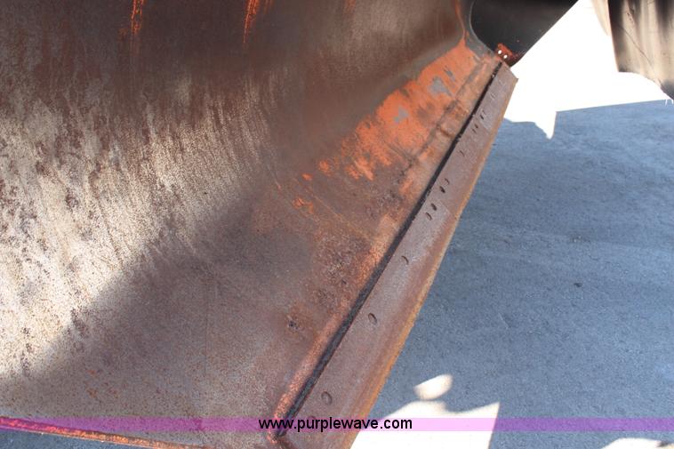 image for item H7764 2003 International 7400 dump truck