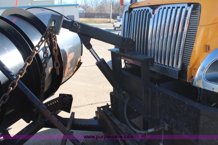 image for item H7764 2003 International 7400 dump truck