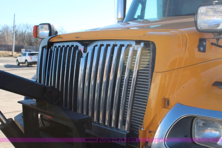 image for item H7764 2003 International 7400 dump truck