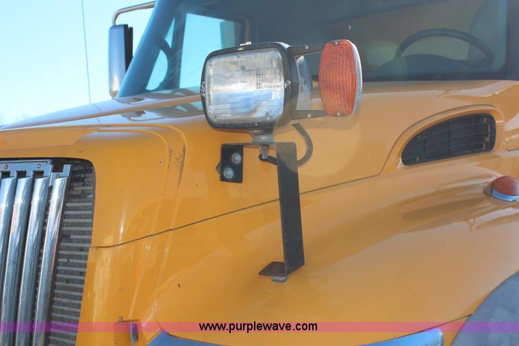 image for item H7764 2003 International 7400 dump truck