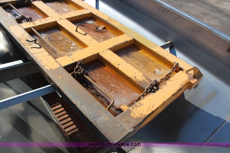 image for item H7764 2003 International 7400 dump truck