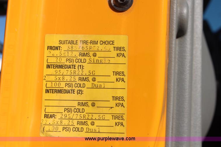 image for item H7764 2003 International 7400 dump truck